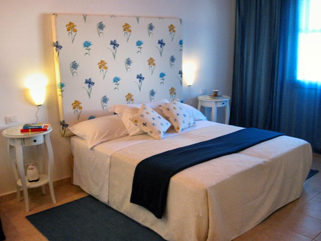 La Jacaranda Hotel SantʼAntìoco Camera foto