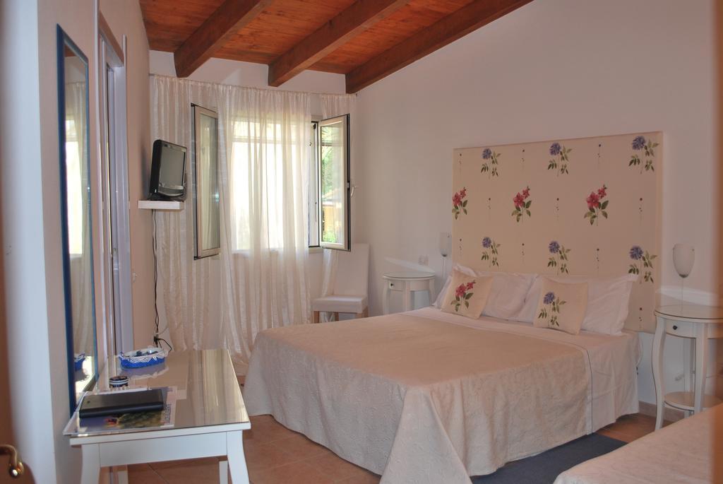 La Jacaranda Hotel SantʼAntìoco Camera foto